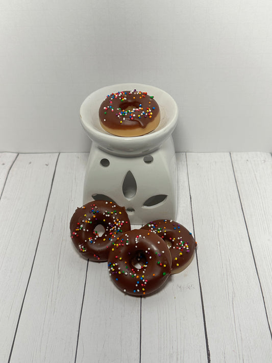 La cera de donut glaseada con chocolate se derrite