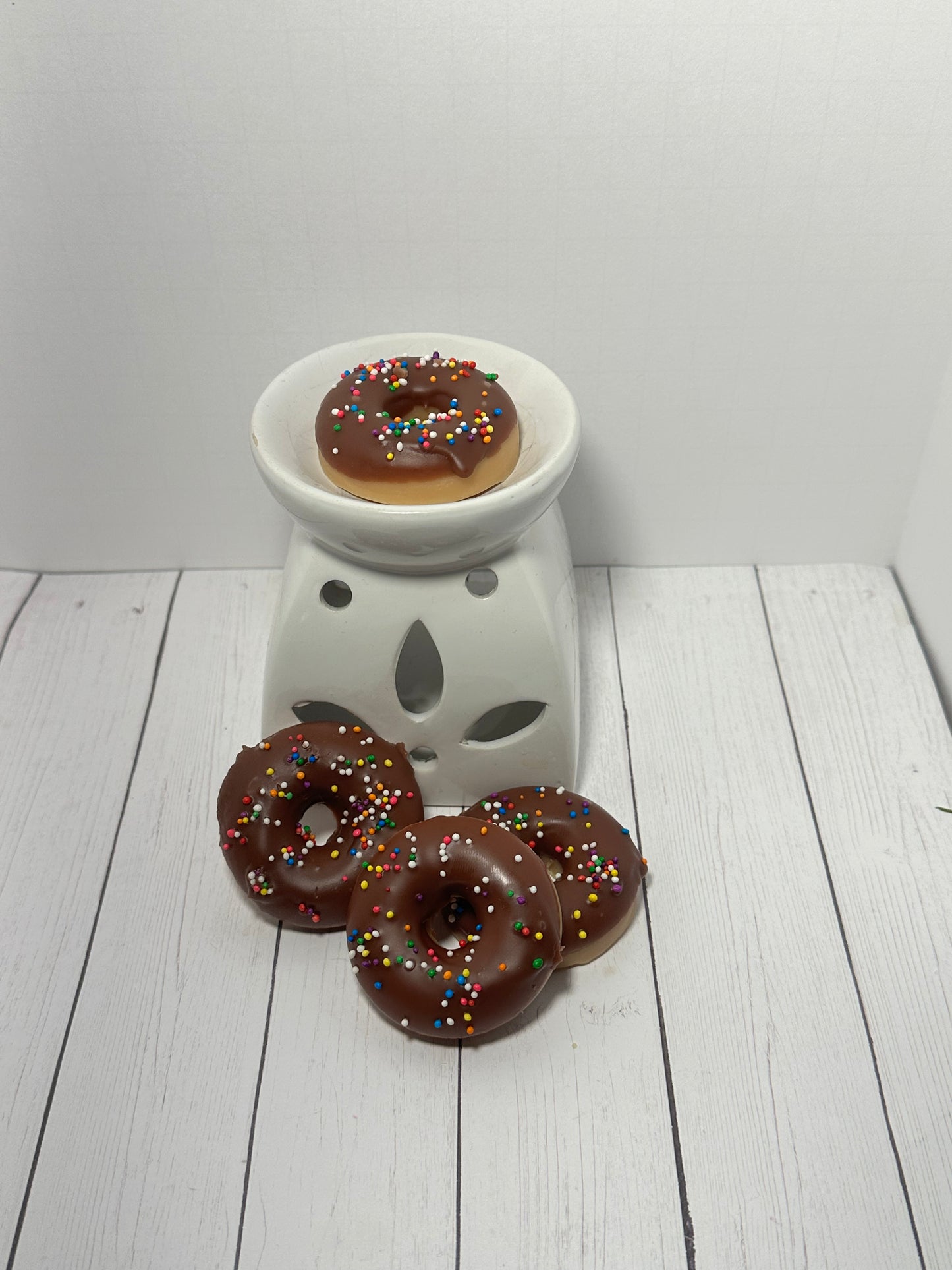 La cera de donut glaseada con chocolate se derrite