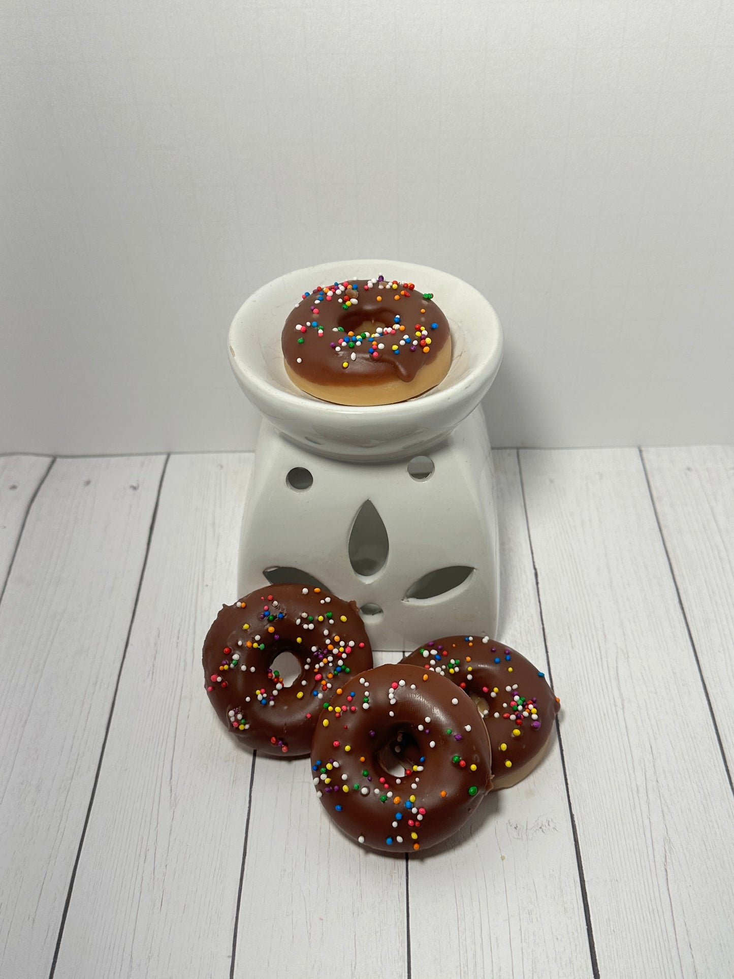 La cera de donut glaseada con chocolate se derrite