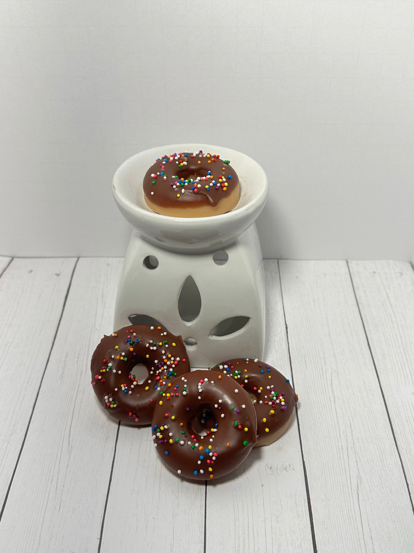 La cera de donut glaseada con chocolate se derrite